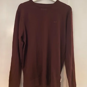 Lindbergh tröja stickad - Vinröd Lindbergh stickad tröja i storlek L passar 180-190. Skick 7/10