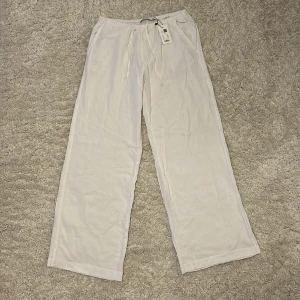 Vita linnebyxor från lager 157 - Säljer ett par vita linnebyxor från lager 157 som är helt oanvända med lappen kvar.😽❤️❤️