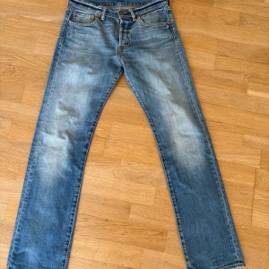 Levis Jeans - Säljer dessa unika och riktigt snygga Levis 501 som tyvärr är för små för mig. Dessa jeans är i Strl 29/32. Vid frågor eller funderingar tveka inte på att höra av er 😇