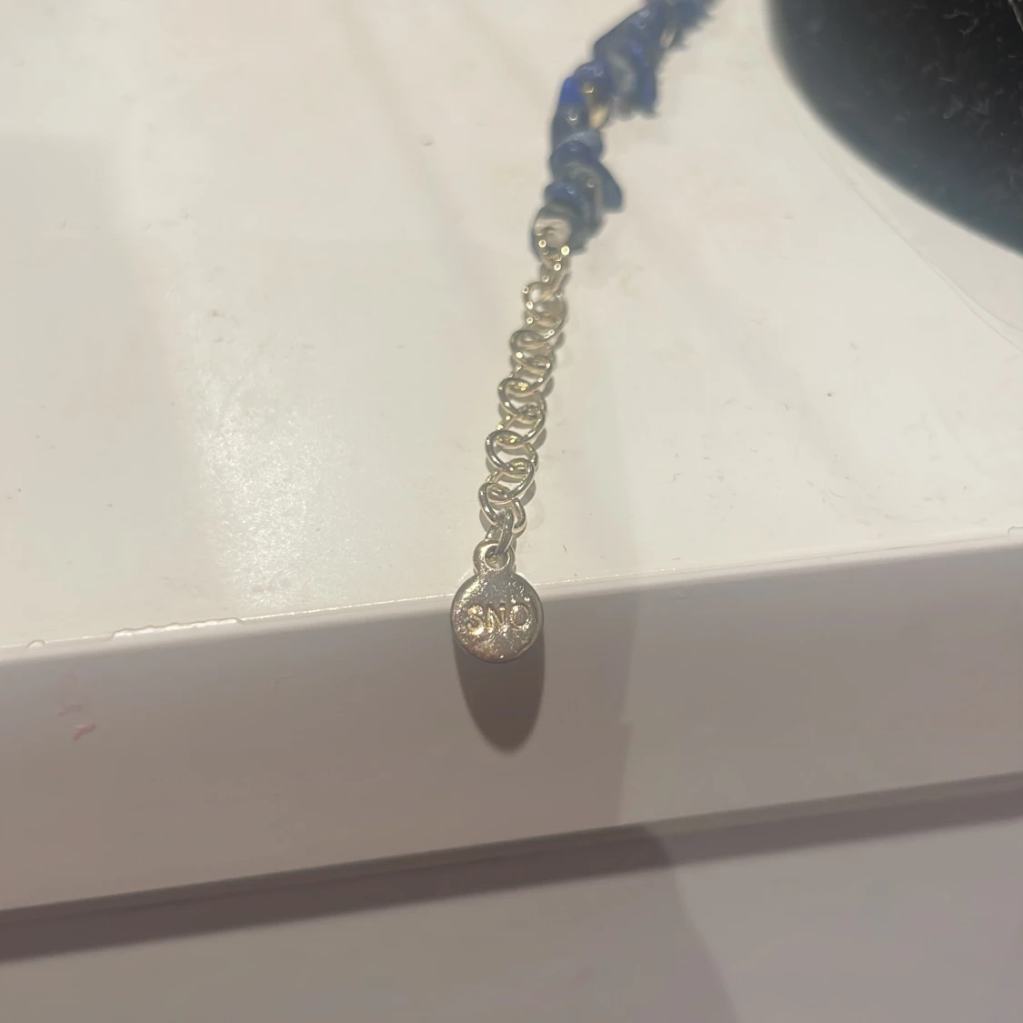 Blått armband med stenar och gulddetaljer - 2