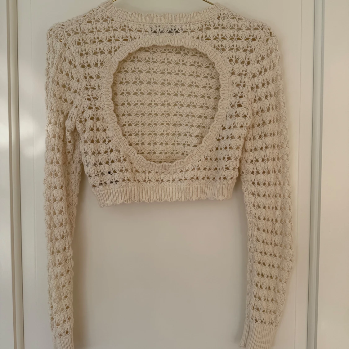 Beige stickad croppad tröja från Gina Tricot - 1
