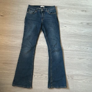 Blåa jeans utsvängda - Blåa utsvänga jeans medelhög midja, från gina tricot i storlek 36! Lite nertrampade och ett hål därav priset (hålet går att sy igen eftersom det inte är så stort)