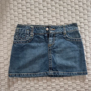 Låg midjad jeans kjol 😋❤️‍🔥 - Sååå snygg low waist jeans kjol 🌸🌸 midjemått : 37cm Längd : 31cm