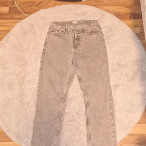 Grå jeansbyxor från Dr. Denim - Säljer ett par klassiska grå jeansbyxor från Dr. Denim. Byxorna har rak passform, fem fickor och normal midja. Perfekta till dig som gillar en enkel och stilren look. Jeansmaterialet är slitstarkt och passar till många olika outfits.