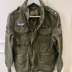 Ralph lauren iconic field jacket  - Säljer en jacka från Ralph Lauren. Den är large i barnstorlek så den passar den som är mellan 170-175cm lång. Ställ gärna frågor vid funderingar 