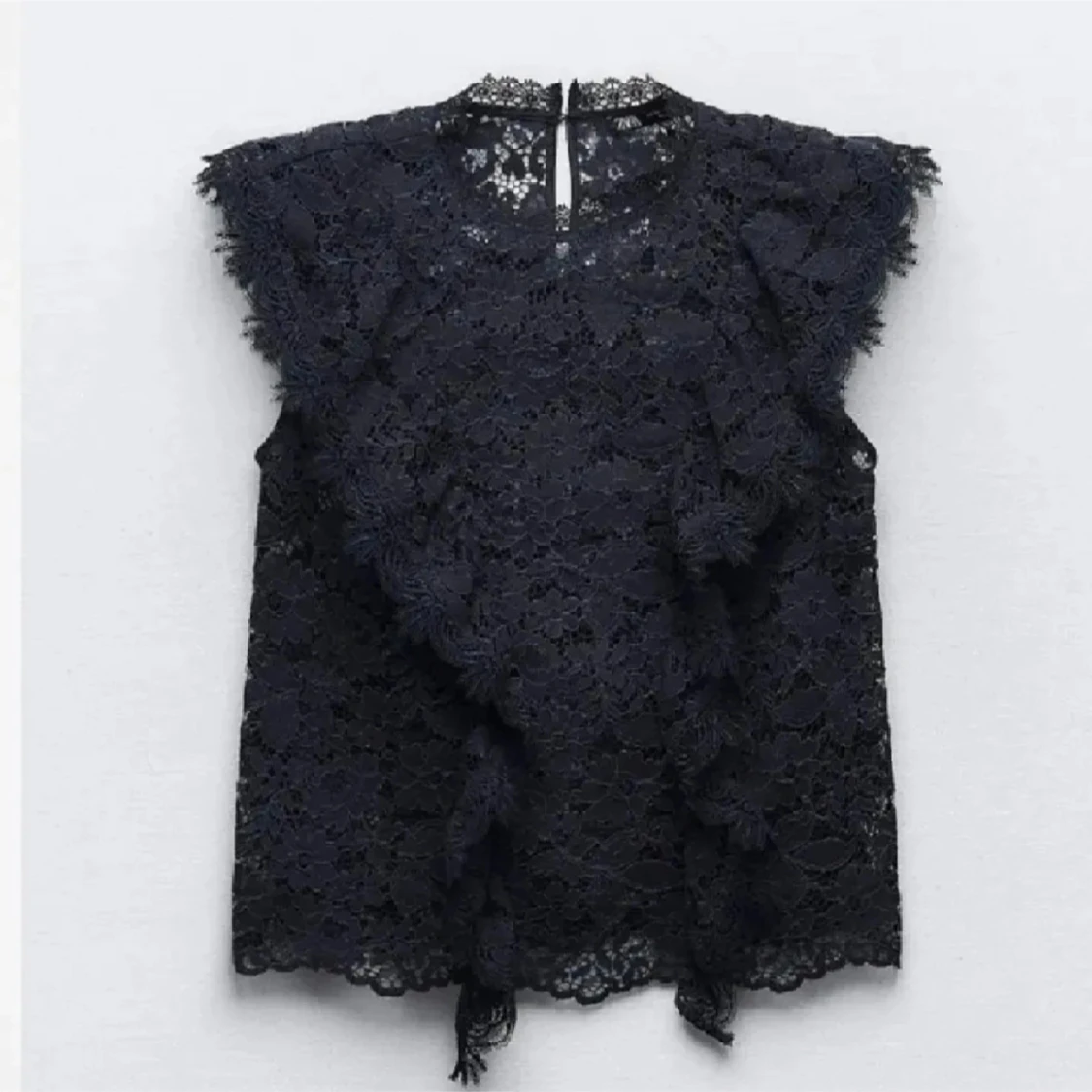 Svart spetsblus med volang - 2