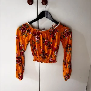 Gul blommig croppad topp - Fin topp med blommor på 