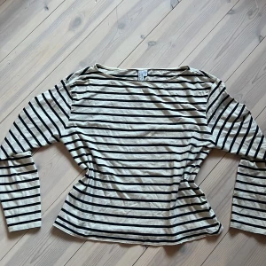 Randig långärmad tröja från &otherstories - Säljer en långärmad tröja från &otherstories, jättesöt men kommer tyvärr inte till användning