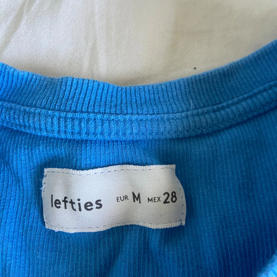 Blå croppad topp med volang från Lefties - 1