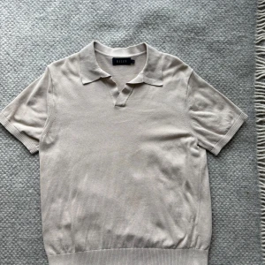 Beige pikétröja från Riley - Tja! Säljer min näst intill oanvända Riley piké i färgen lin som passar perfekt nu till sommaren! Nypris är 599kr, rekommenderar till S!