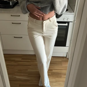 Kostymbyxor - Beige kostymbyxor, sliten i sömmen på ena sidan av benet!