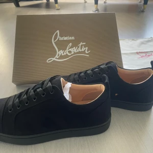 Christian Loubitin  - Säljer ett par snygga och bekväma Christian Louboutin-skor. Svarta, stilrena och passar till allt. Helt nya med prislapp kvar. Pris kan diskuteras. Frågor eller fler bilder? Skriv!  