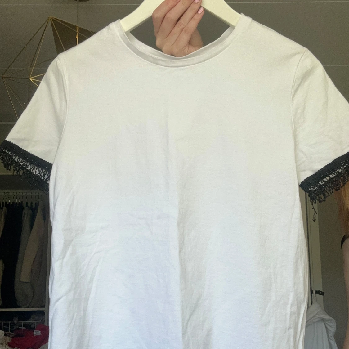 Vit t-shirt med spetsdetalj från Zara