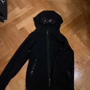 Svart zip hoodie från C.P. Company - Säljer en svart zip hoodie från C.P. Company. Storlek:M