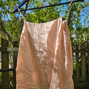 Rosa linne (obs skrynklig på bild) - Säljer ett enkel och stilrent rosa linne. Linnet har en rak passform och är tillverkad i ett lätt material, perfekt för varma dagar. Obs skrynklig på bild, kommer komma nytvättat (med rituals tvätt och sköljmedel) och struket. 