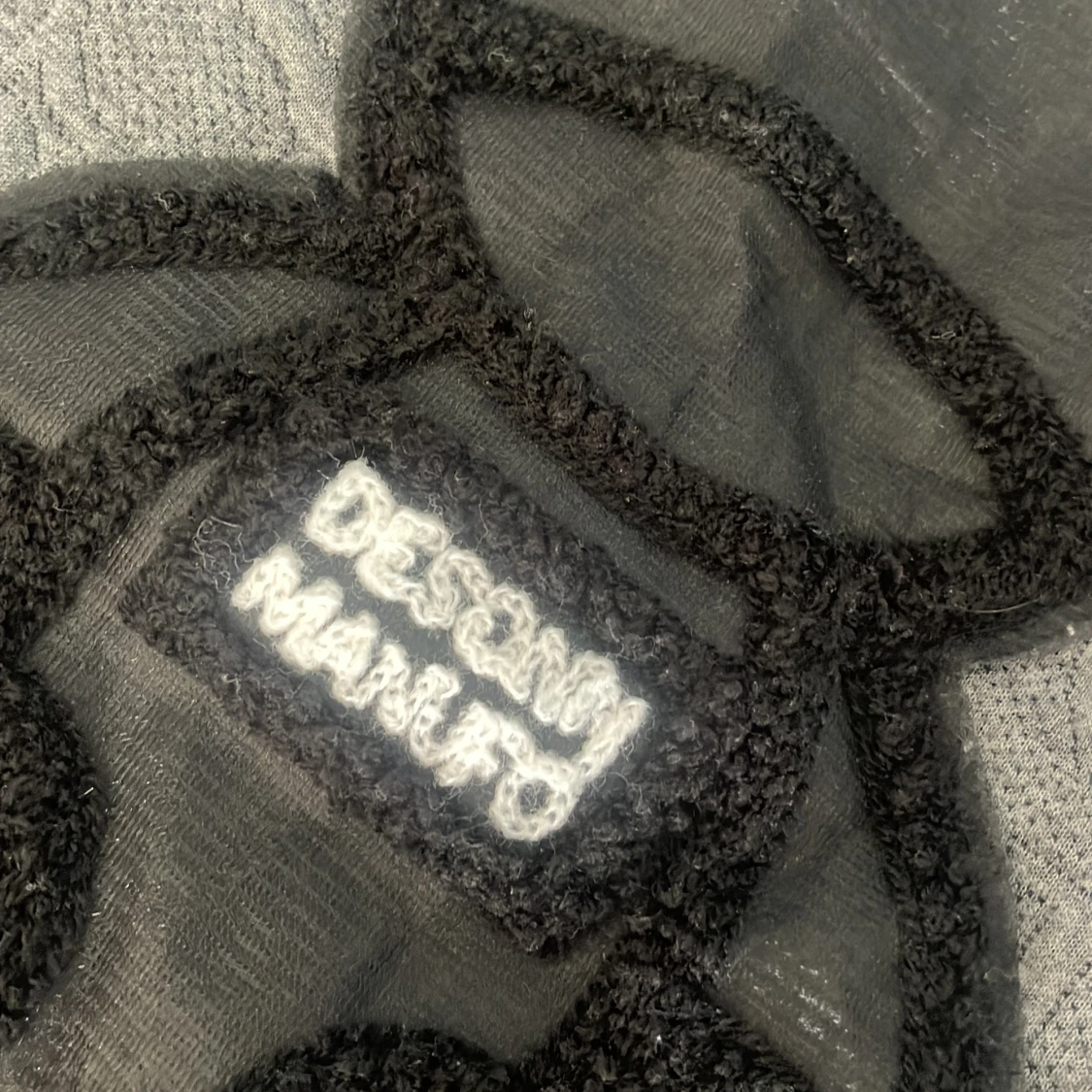 Grå t-shirt med svart nalleapplikation från Design Marufo - 2