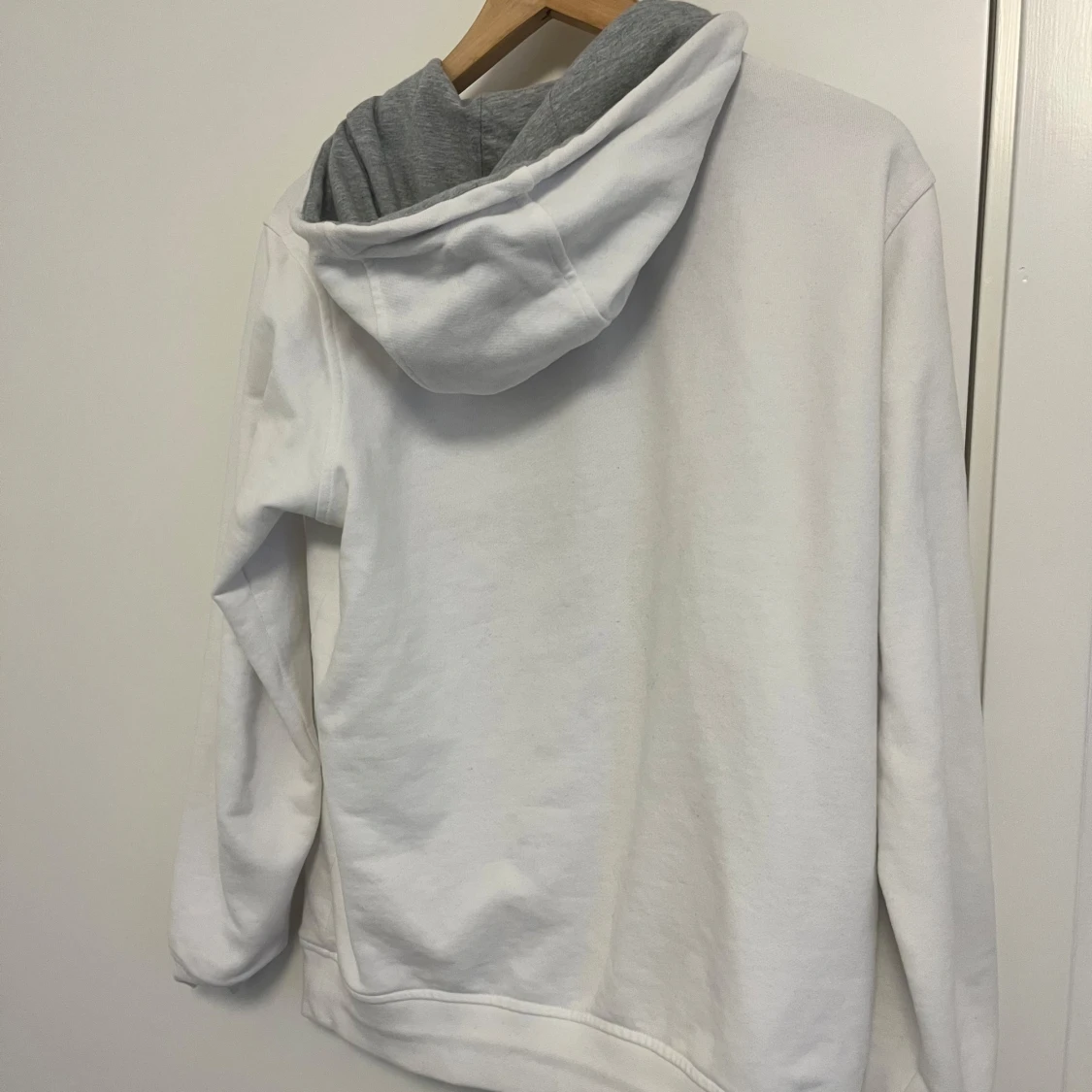 Vit hoodie från Helly Hansen - 1