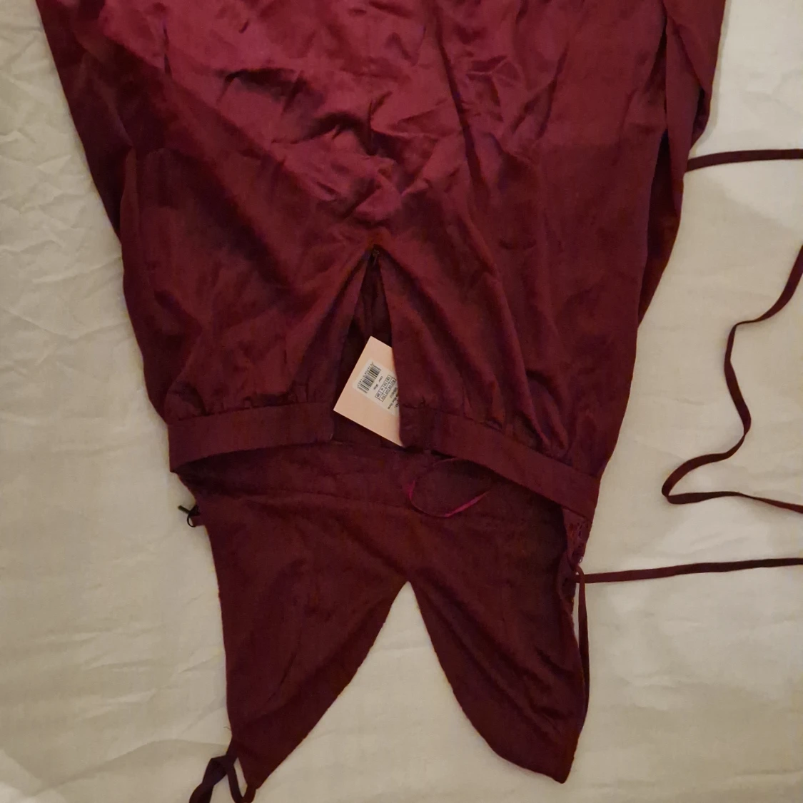 Vinröd lång spetsklänning från Showpo - 1