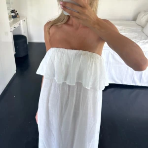 Klänning  - Så fin klänning från Hm, storlek S🩷 Lite genomskinlig, passar perfekt till stranden!! 