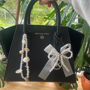 Bag charms/ väskhängen - Säljer två egenhjorda bagcharms med pärlor och äkta snäckor. Båda för 120kr