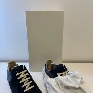 Maison margiela skor  - Hej säljer nu dessa maison margiela skorna i storleken 42. Skorna är i helt nytt skick och är aldrig använda. Hör gärna av dig vid frågor eller funderingar.😁