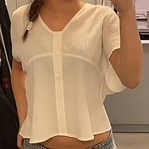 Vit blus med kort ärm och knappar - Vit blus med korta ärmar och v-ringning. Pga att jag inte använder den längre men den är skit snygg💕