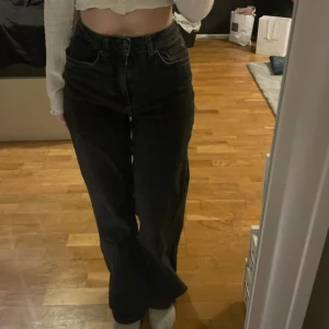 Highwaisted straight petite jeans - Highwaisted straight petite jeans 👖 Petite = För personer runt 160cm.  Snygga skinny highwaist jeans i storlek XS. Passar XXS också.  Nu mäter jag måtten själv så det kan vara 1-2 cm av. Midjavidd 60cm, stussvidd 76cm, innerbenslängd 69cm. Jag är 156,5cm som referens. Den ända defekten är lappen som är bort klippt och lappen som sitter halvt på. Har fram och bakfickor.