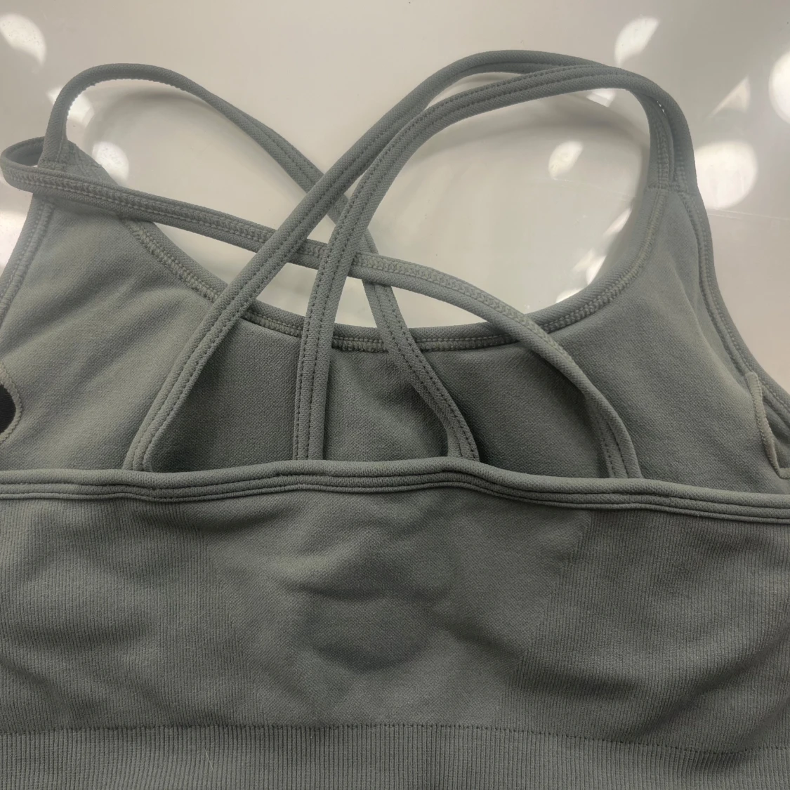 Grön  sport-bh från Röhnisch med korsade axelband - 1