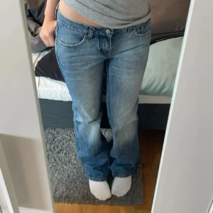 Blå bootcut jeans - Blåa bootcut jeans med mid/låg midja från märket demin & co 💓 i bra skick och aldrig använda av mig ( inte mina bilder ) 