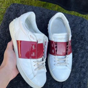 Valentino open - Valentino open i bra skick, röd glansig stripe. Inget OG