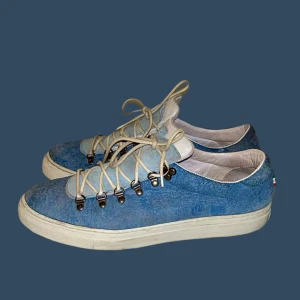 Diemme skor - Snygga blå sneakers med vit sula och snörning. Skorna har en stilren design med en bekväm passform. Perfekta för en avslappnad stil. Mycket fint skick 🙌 först till kvarn OBS box ingår ej!