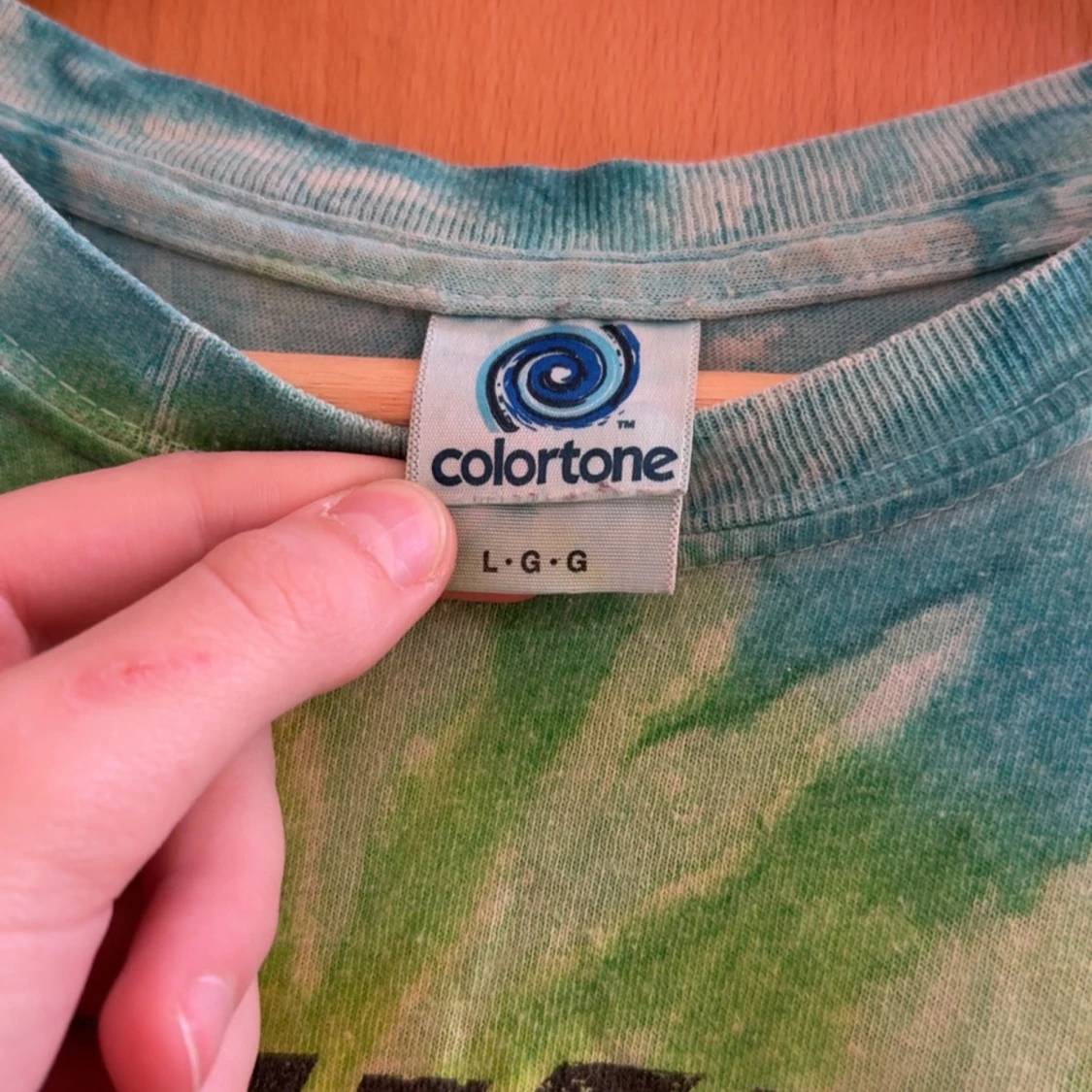 Färgglad tie-dye t-shirt från Colortone med Rocket Fizz-tryck - 2