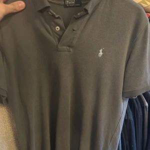 Polo Ralph lauren piké - Jag säljer nu denna schyssta Pikén som är perfekt nu mot sommaren speciellt, denna är använd en del men fortfarande i mkt fungerande skick. Hör av er vid frågor eller så! Pris kan diskuteras.