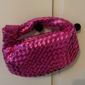 Bottega liknande väska  - Använd fåtal gånger, inga defekter, superfin nu till sommaren🎀🩷💕💞
