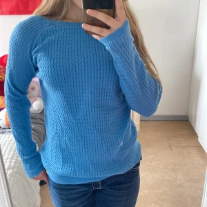 Blå mjuk bekväm tröja - Blå tröja med märket. Snyggt och bekvämt 