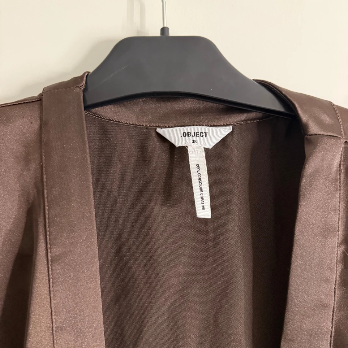 Brun omlottklänning med volang - 4