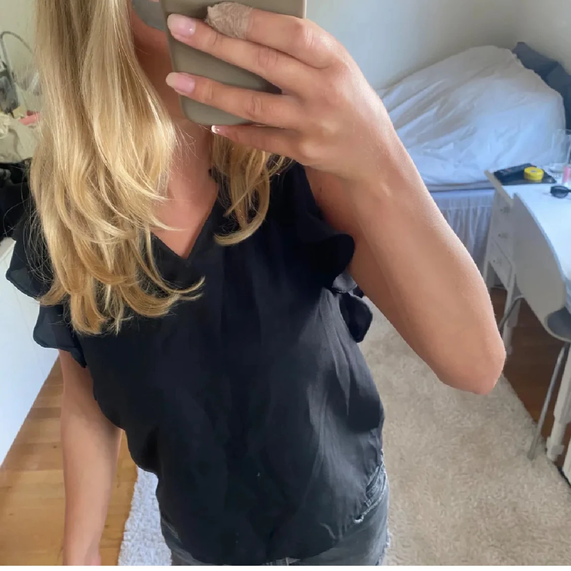 Svart blus med volangärmar - 1