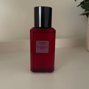 Victoria's Secret Bombshell Intense parfym - Knappt använd. Luktar supergott. Blommigt och sött.