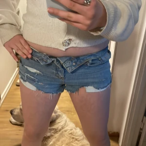 Trendiga jeansshorts!! - Säljer ett par blåa trendiga jeansshorts som är lågmidjade med och slitna detaljer framtill. Inte använda bara testade. Jätte snygga mini shorts till sommaren! 