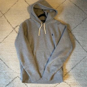 Grå hoodie från Polo Ralph Lauren - Ralph lauren hoodie i väldigt bra skick. Nästan aldrig använd.