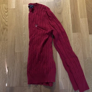 Röd kabelstickad tröja från Gant - Rund halsringning och diskret logga på bröstet. Superskön och i gott skick! Skriv om du har några frågor 🥰