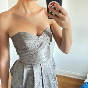 Bandue klänning  - Så fin kort klänning utan band med volanger