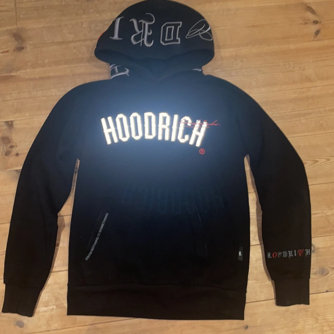 Svart hoodie från Hoodrich med tryck