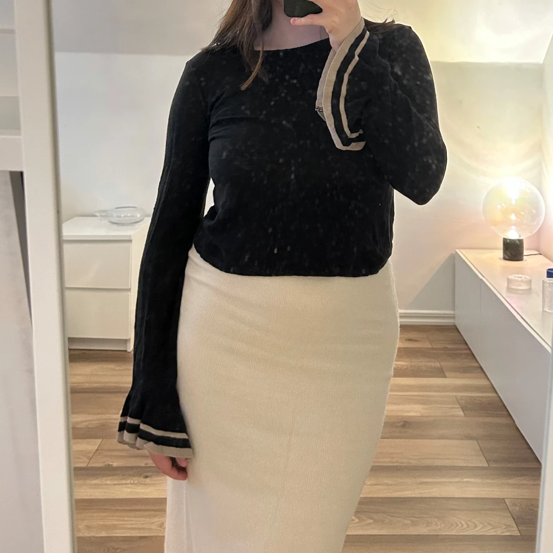 Svart långärmad tröja från Zara med volangdetalj - 1