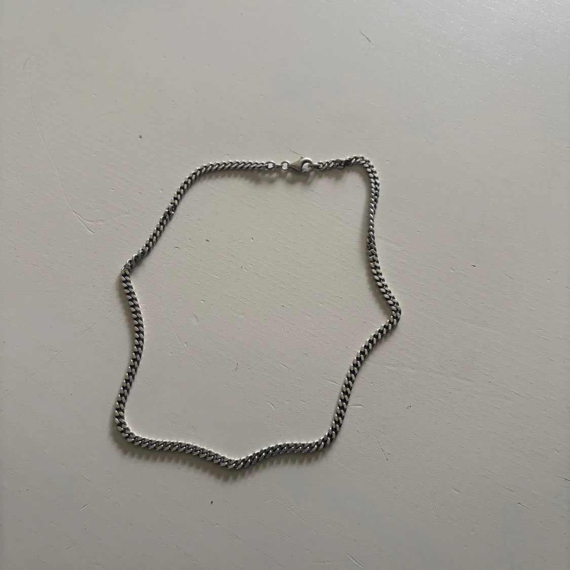 Silverfärgat kedjehalsband