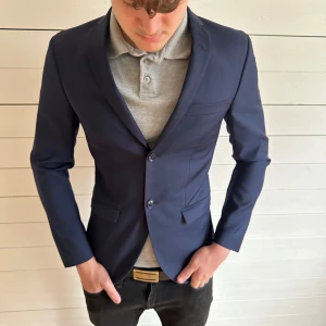 Kostym från Tiger of Sweden! - Perfekt till bal eller student. Har endast använts en gång på student och är kemtvättad i efterhand. Det står inga storlekar men skulle uppskatta som XS-S! Meddela mig för mer exakta mått!
