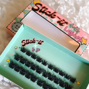 Pre Glued Lashes Lösögonfransar  - Pre Glued Lashes super fluffiga lösögonfransar. De är designade för enkel applicering utan lim och håller upp till 7 dagar. Instruktioner finns på baksidan.