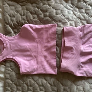 Rosa träningsset Aim’n - Säljer ett gulligt träningsset från Aim’n, köpt från Bianca Ingrossos Sellpy men själv aldrig använt det. Om man vill köpa en av delarna går det superbra också! Storlek XS men väldigt stretchigt i materialet💞💞