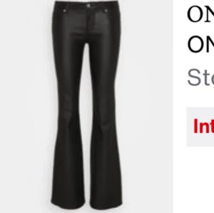 Svarta bootcut byxor i skinnimitation - Snygga svarta skinn byxor ifrån only med bootcut-modell och låg midja. Bra skick men tecken på användning. Storlek S/32. 300kr+frakt