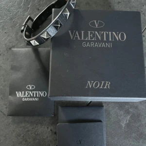 Valentino armband - Säljer mitt jätte fräscha valentino armband på en jätte bra peng pga skadorna som finns på armbandet, skadorna går att limma ihop men annars är armbandet fult fungerande extra nitar följer även med!! och perfekt nu till sommaren! Kom fm vid frågor.